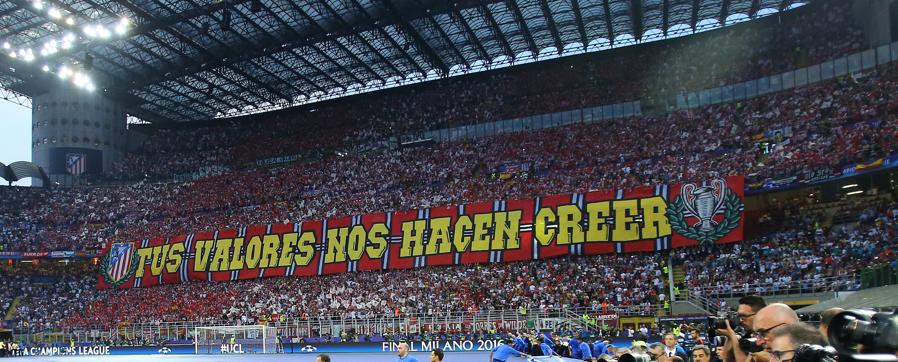 Tifo espectacular de la afición rojiblanca en San Siro Tifo espectacular de la afición rojiblanca en San Siro