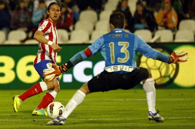 La exhibición del portero Toño evitó una merecida victoria rojiblanca