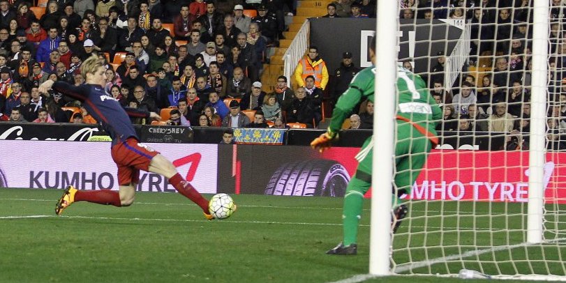 Torres adelanta al Atleti con su remate a la red en el segundo palo Torres adelanta al Atleti con su remate a la red en el segundo palo