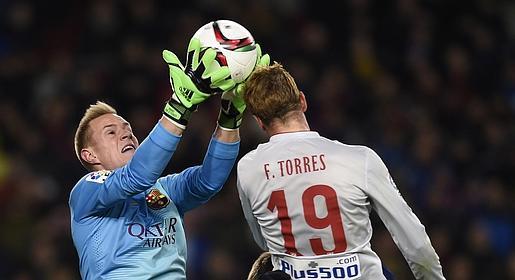 Intento de remate de Torres sin suerte antes la porteria de Ter Stegen