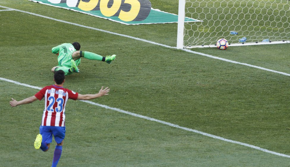 Disparo fuerte y raso de Carrasco que se colocó en la portería osasunista.