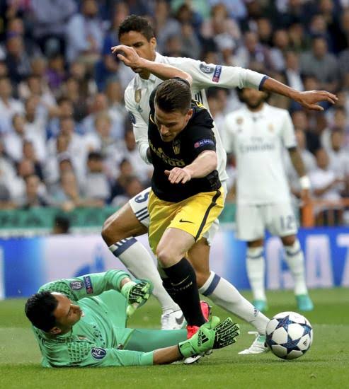 Buena ocasión de Gameiro desbaratada por Keylor Navas con su salida.  