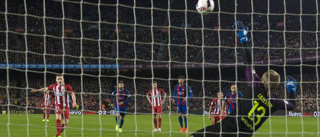 Gameiro estrelló el penalti en el larguero