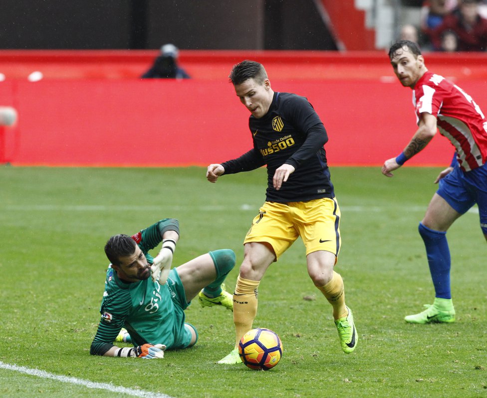Gameiro marca su primer gol tras regatear a Cuéllar