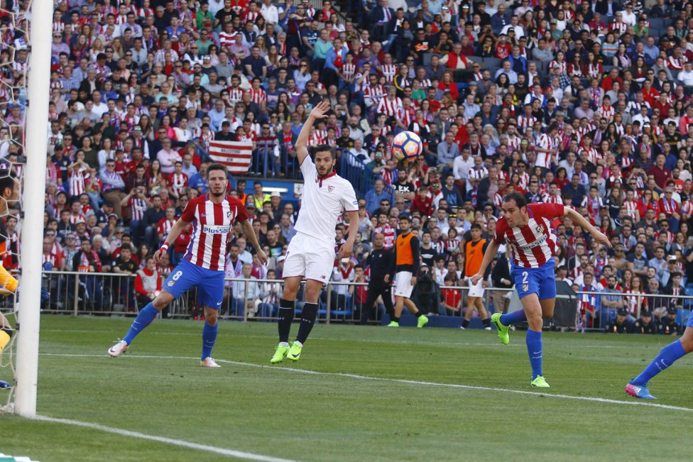 Godín abrió el marcador con este gran remate de cabeza.