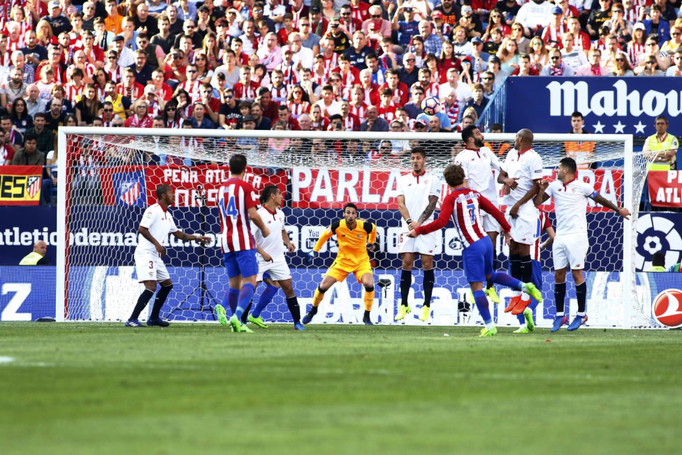 Golazo de Griezmann tras este lanzamiento de falta magistral. 