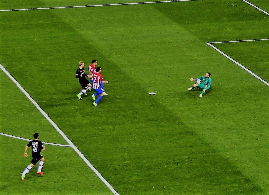 Oblak, tremendo, en la primera gran parada de las tres consecutivas que realizó.