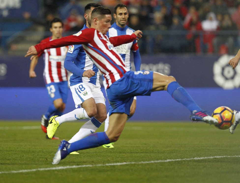 Primer remate de Torres antes de marcar