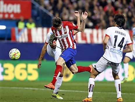 Saúl abrió el marcador anticipándose de cabeza a la defensa gallega Saúl abrió el marcador anticipándose de cabeza a la defensa gallega