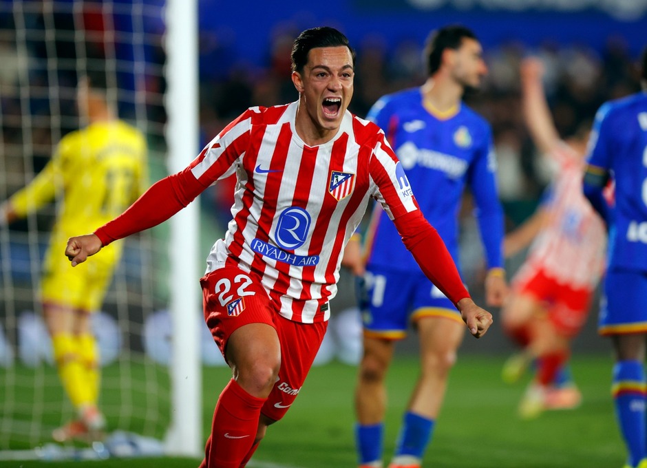 Giacomo Raspadori celebrando el gol de la victoria