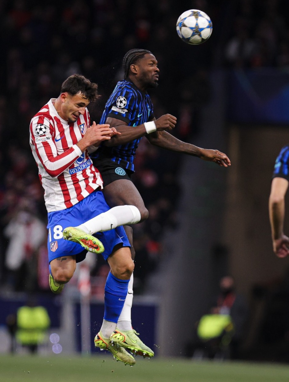 Marc Pubill disputando un balón aéreo