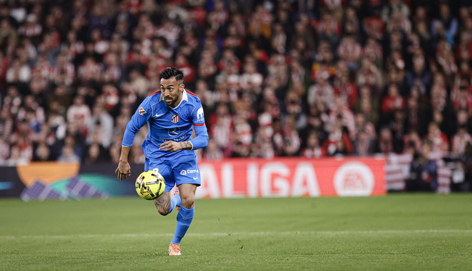 Nico González disputando el balón