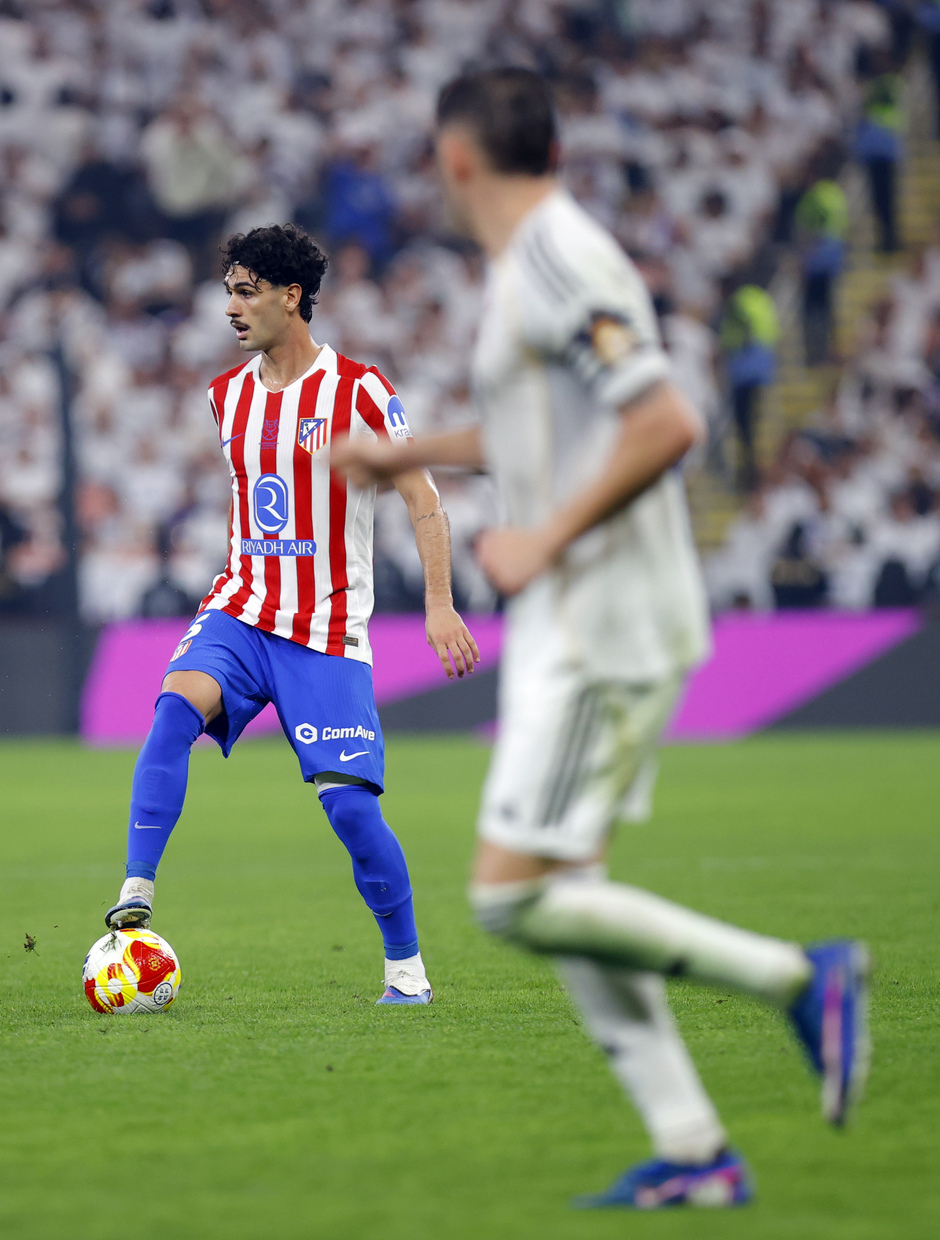 Johnny Cardoso en el campo