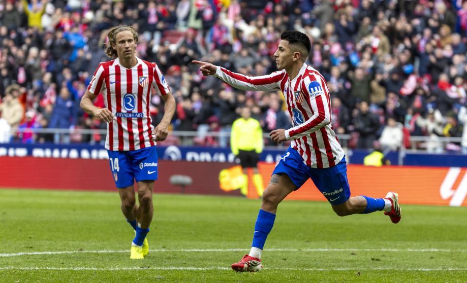 Almada celebra el tercer gol del Atleti