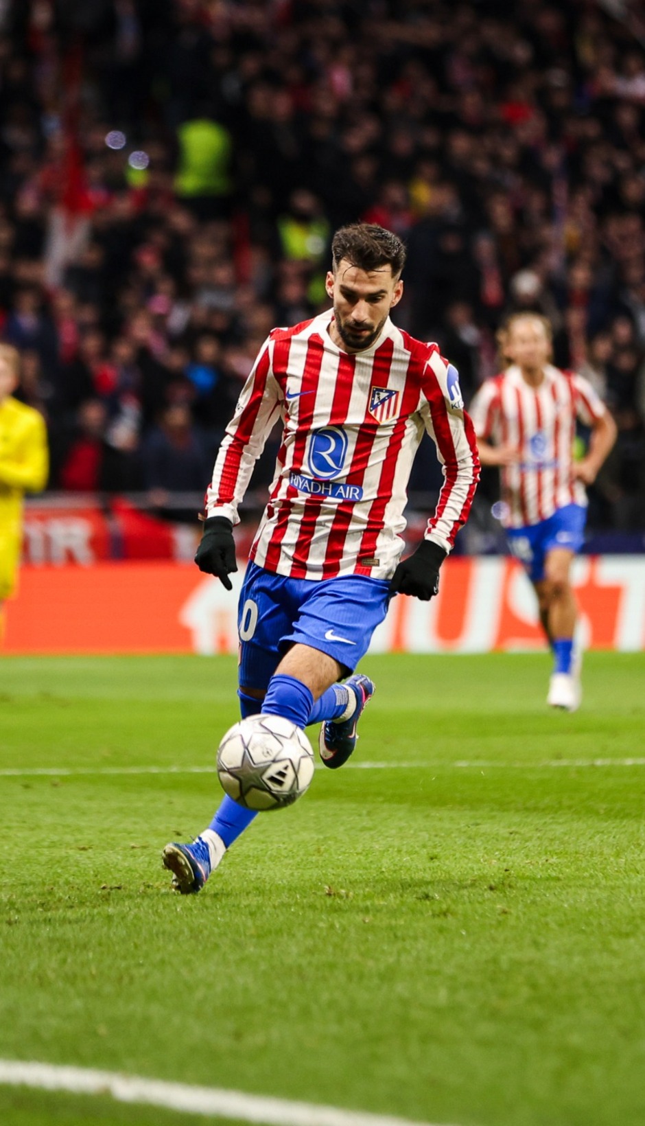 Baena conduce el balón en banda