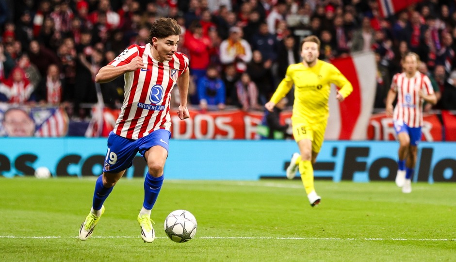 Julián Álvarez conduce el balón en ataque