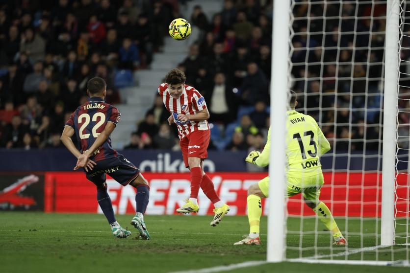 Cabezazo de Julián Álvarez