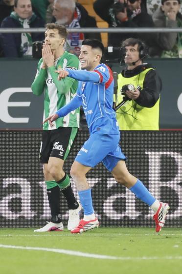 Almada celebra el quinto gol