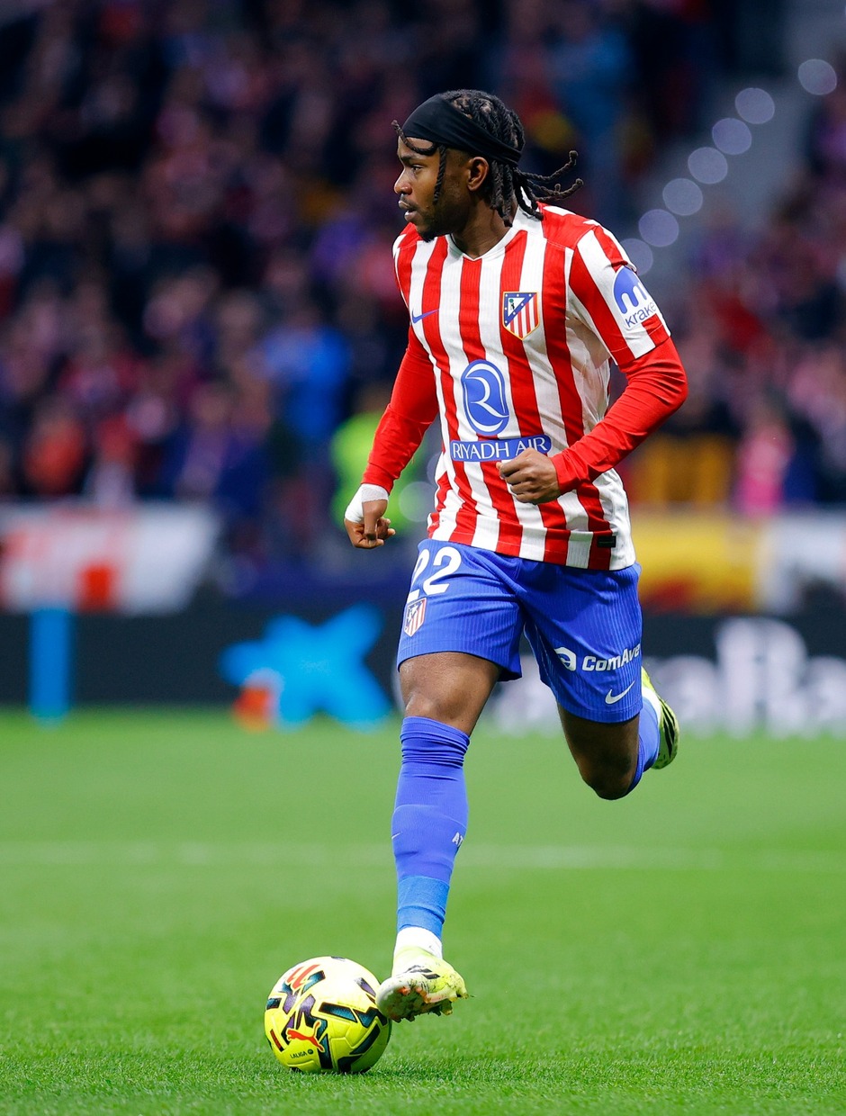 Lookman ante el Betis