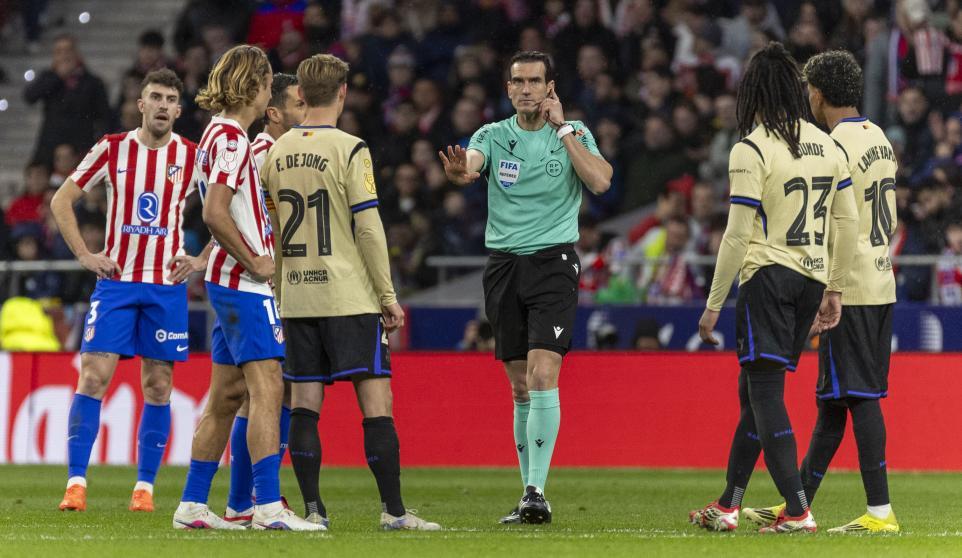 Larguísima espera para saber si se anulaba un gol del Barcelona