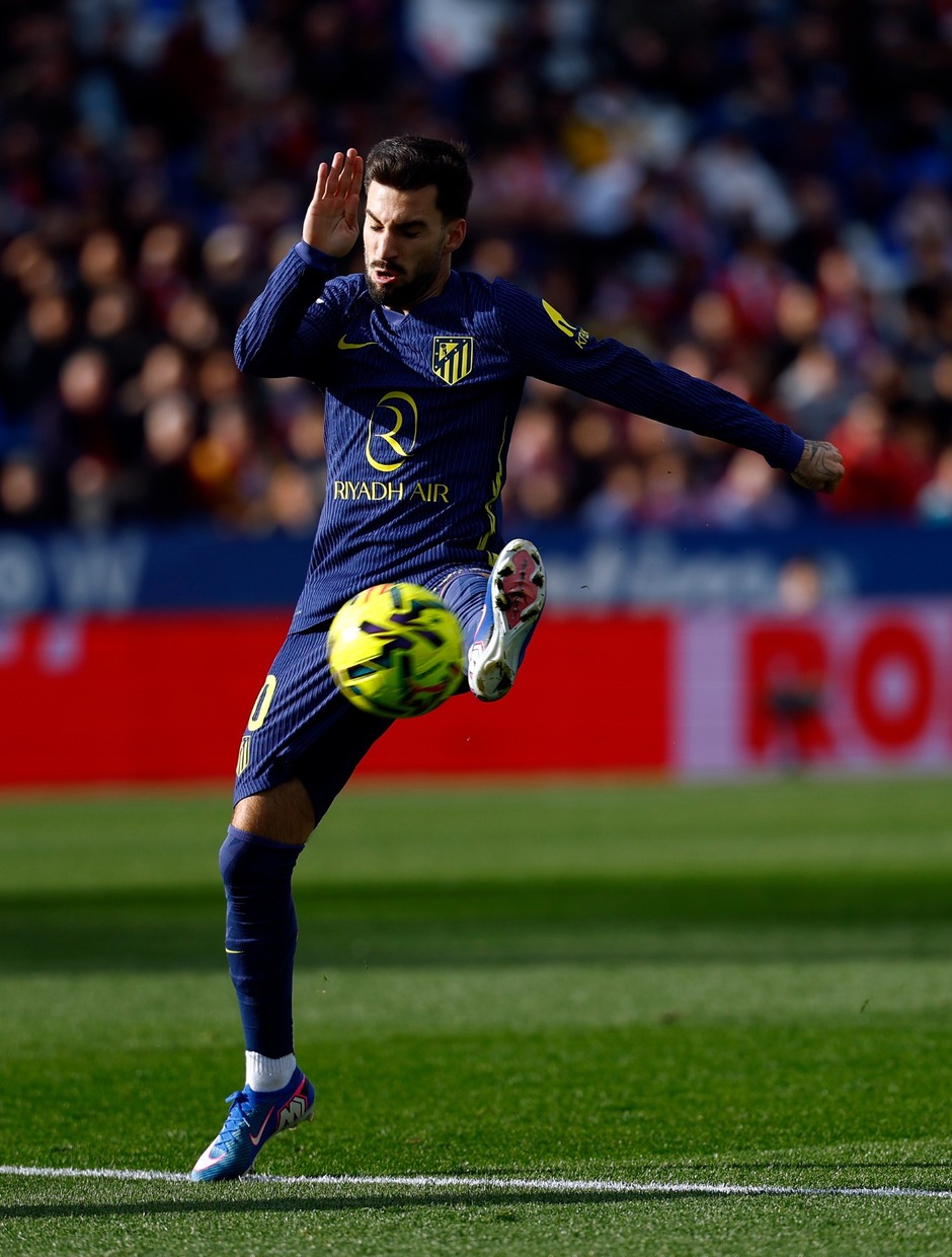 Álex Baena controla el balón en el mediocampo