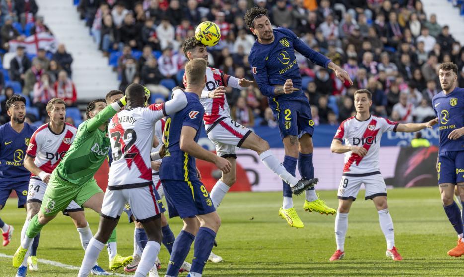 Aproximación de Giménez ante Batalla en jugada a balón parado
