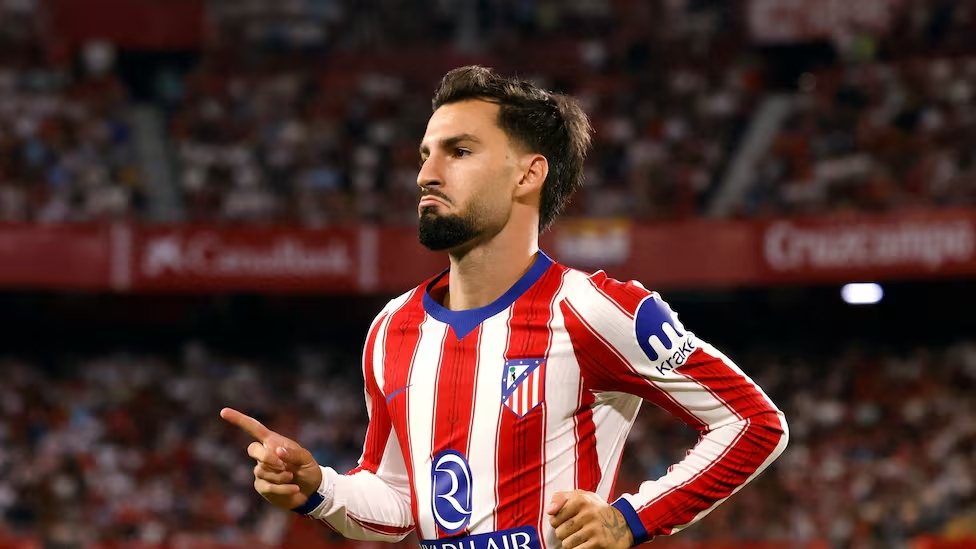 Álex Baena celebra su gol con gesto de autoridad ante el Sevilla