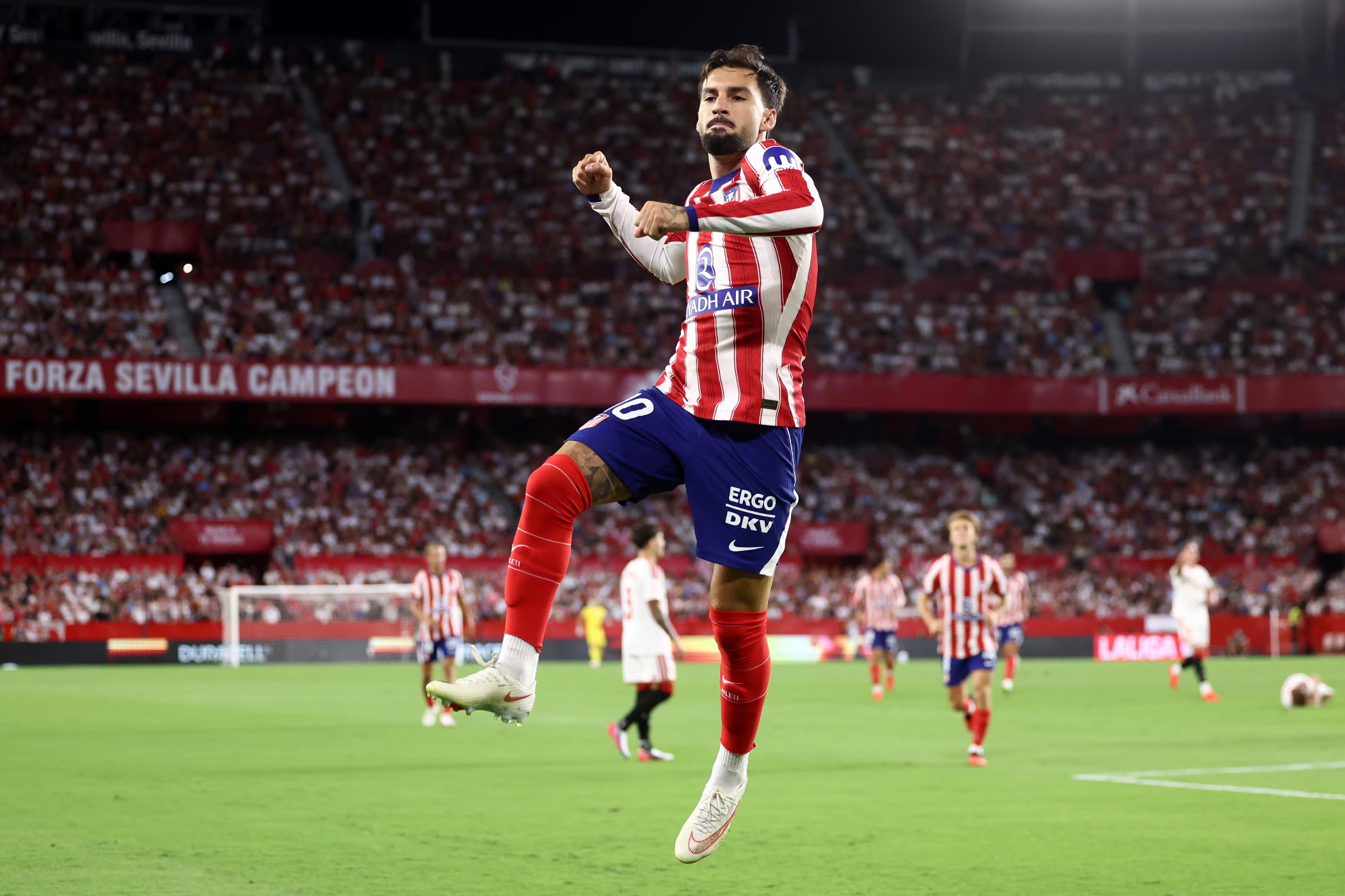 Salto de celebración de Álex Baena tras su doblete