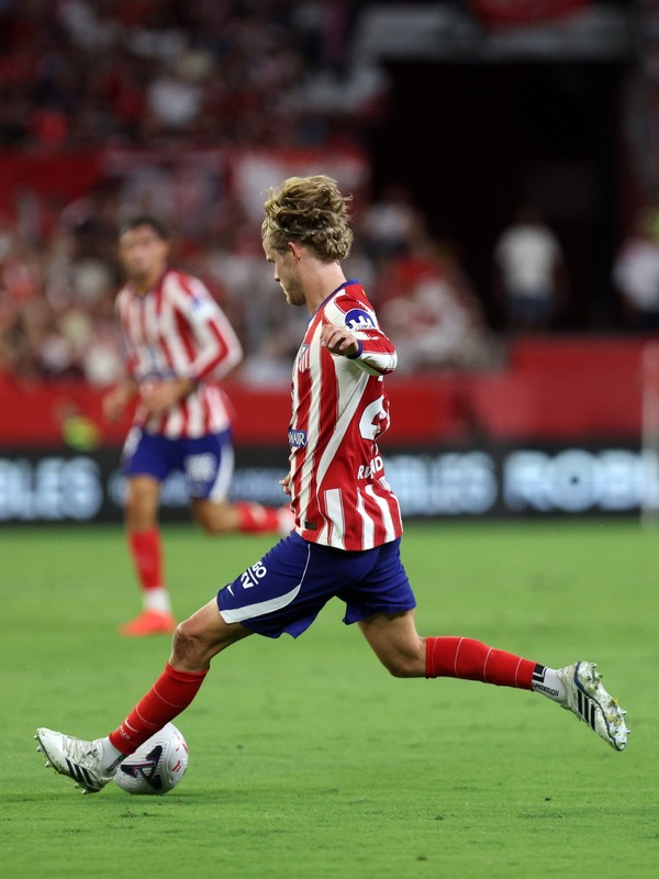 Morten Hjulmand distribuyendo el juego en el centro del campo