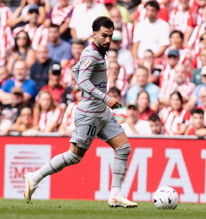 Álex Baena durante el Athletic Club - Atlético de Madrid en San Mamés