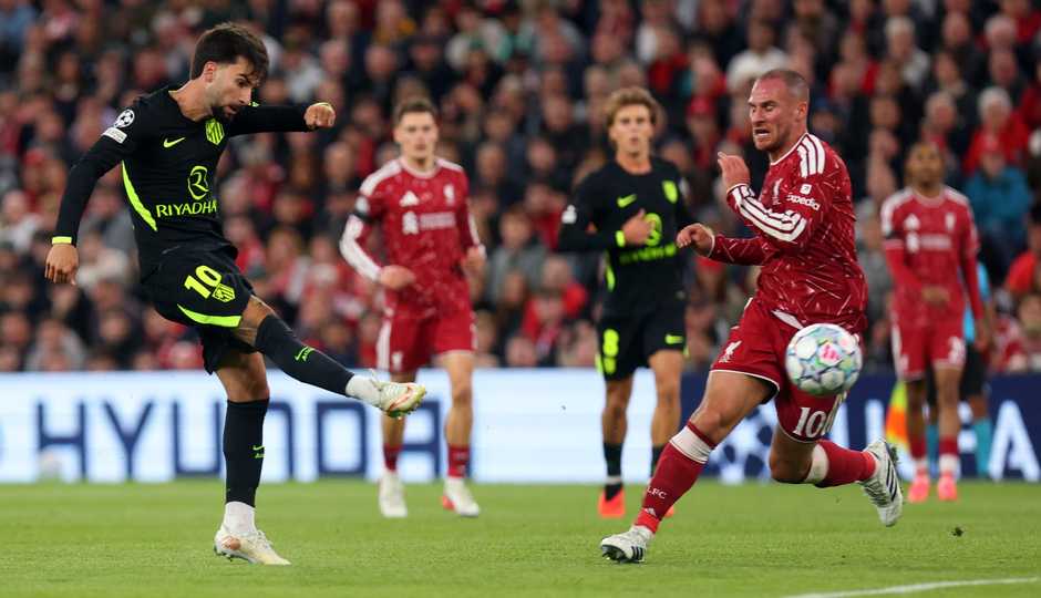 Álex Baena remata ante el Liverpool en Anfield