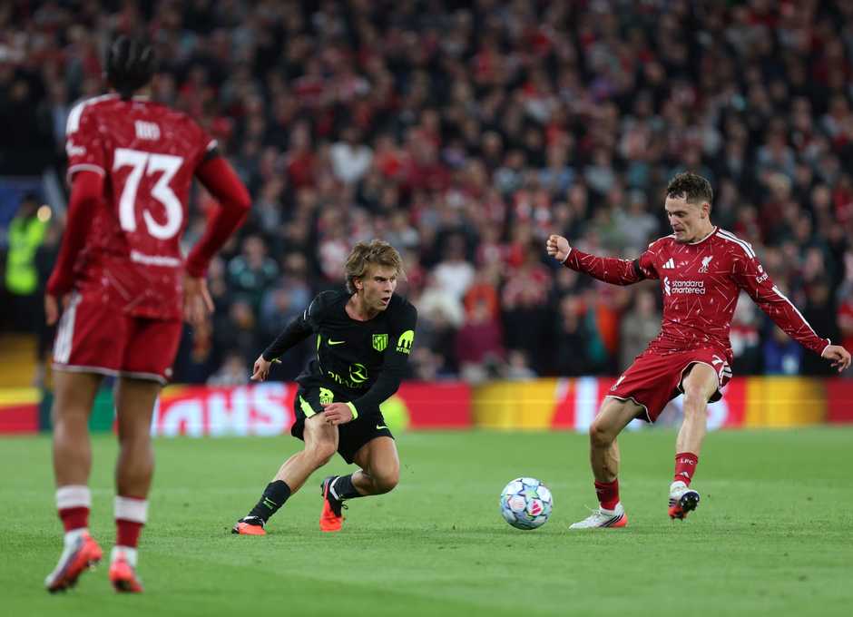 Pablo Barrios disputa el balón ante el Liverpool en Anfield