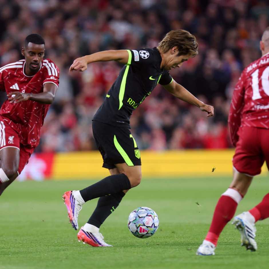 Kang-In Lee conduce el balón en Anfield ante el Liverpool