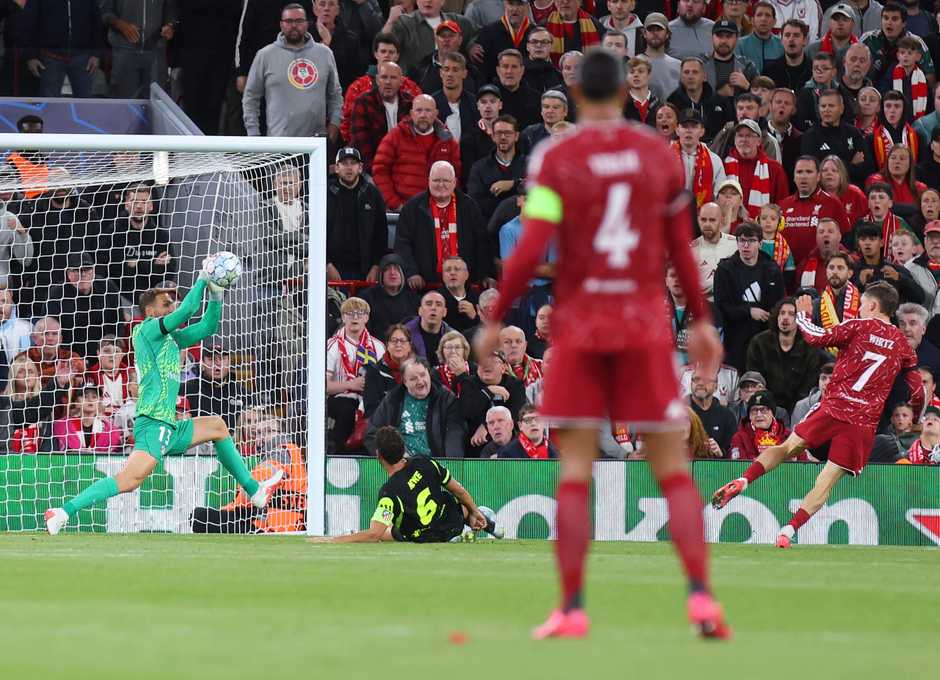 Jan Oblak interviene ante el Liverpool en Anfield