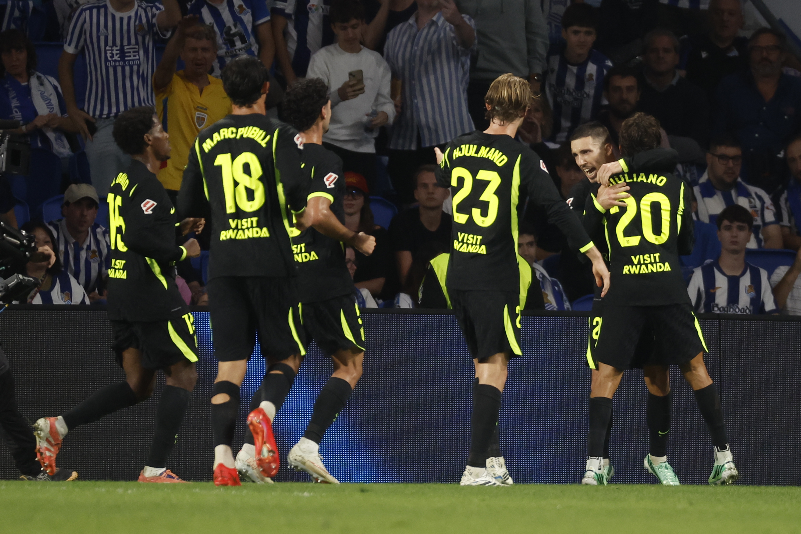 Alejandro Grimaldo celebra el primer gol del Atlético de Madrid ante la Real Sociedad en Anoeta