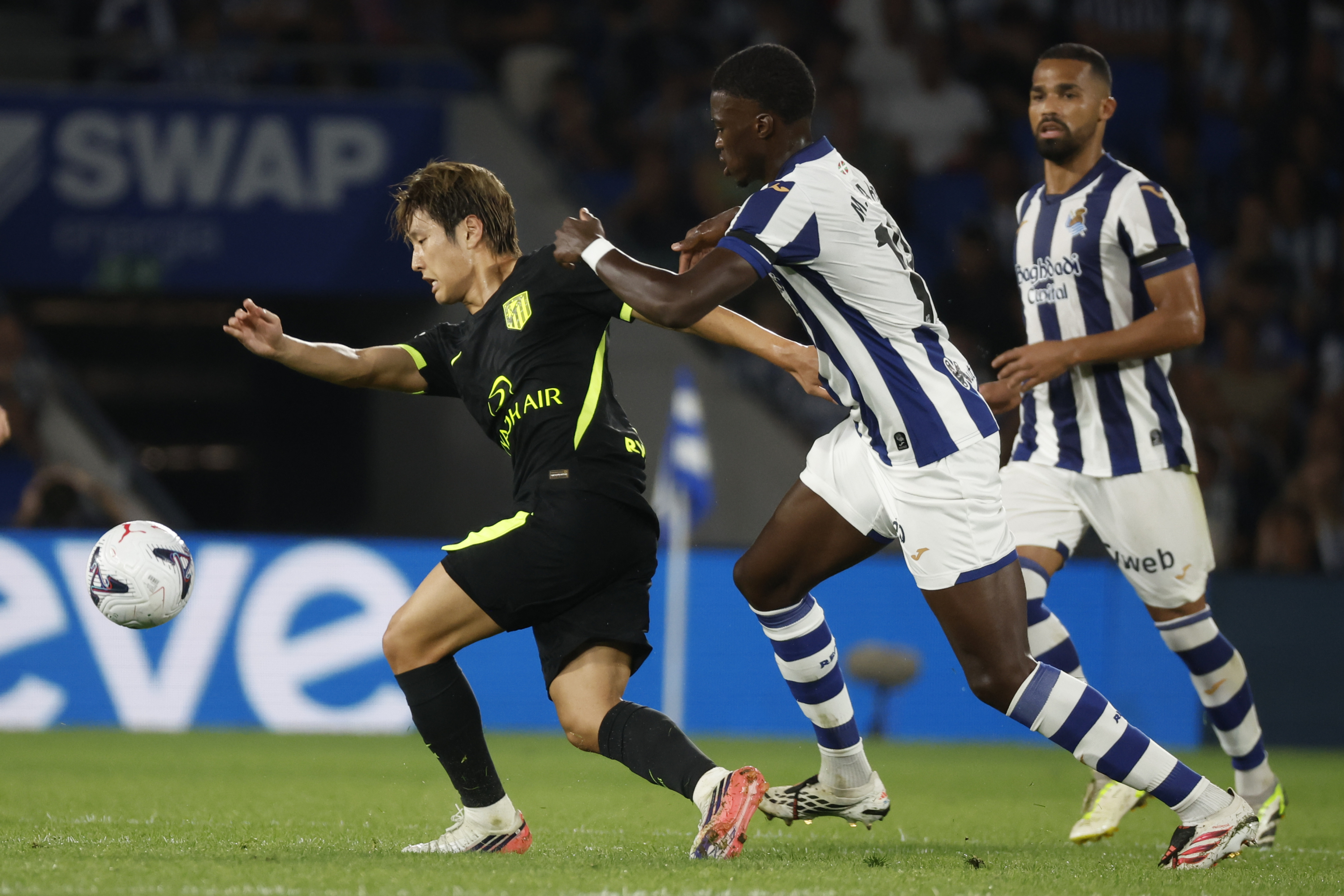 Kang-In Lee conduce el balón durante el Real Sociedad Atlético