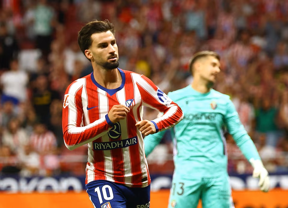 Álex Baena durante el Atlético de Madrid-Osasuna