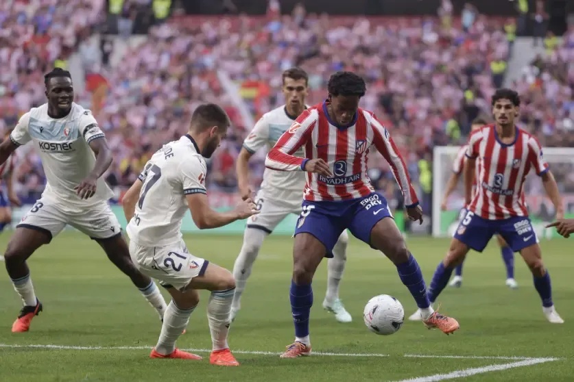 Cuti Romero disputa un balón durante el Atlético de Madrid-Osasuna