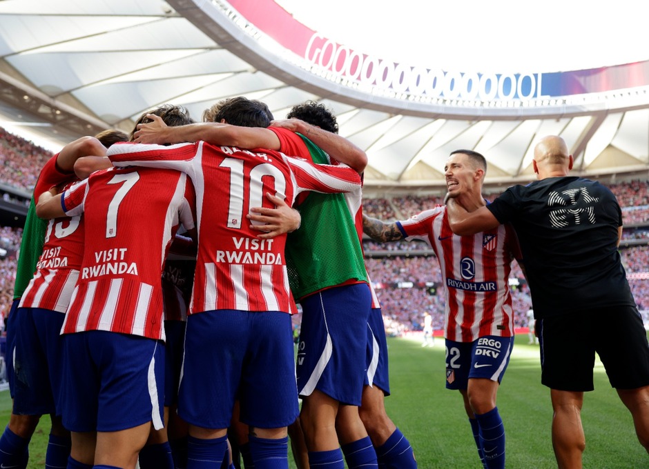 Celebración colectiva del Atlético de Madrid durante el derbi