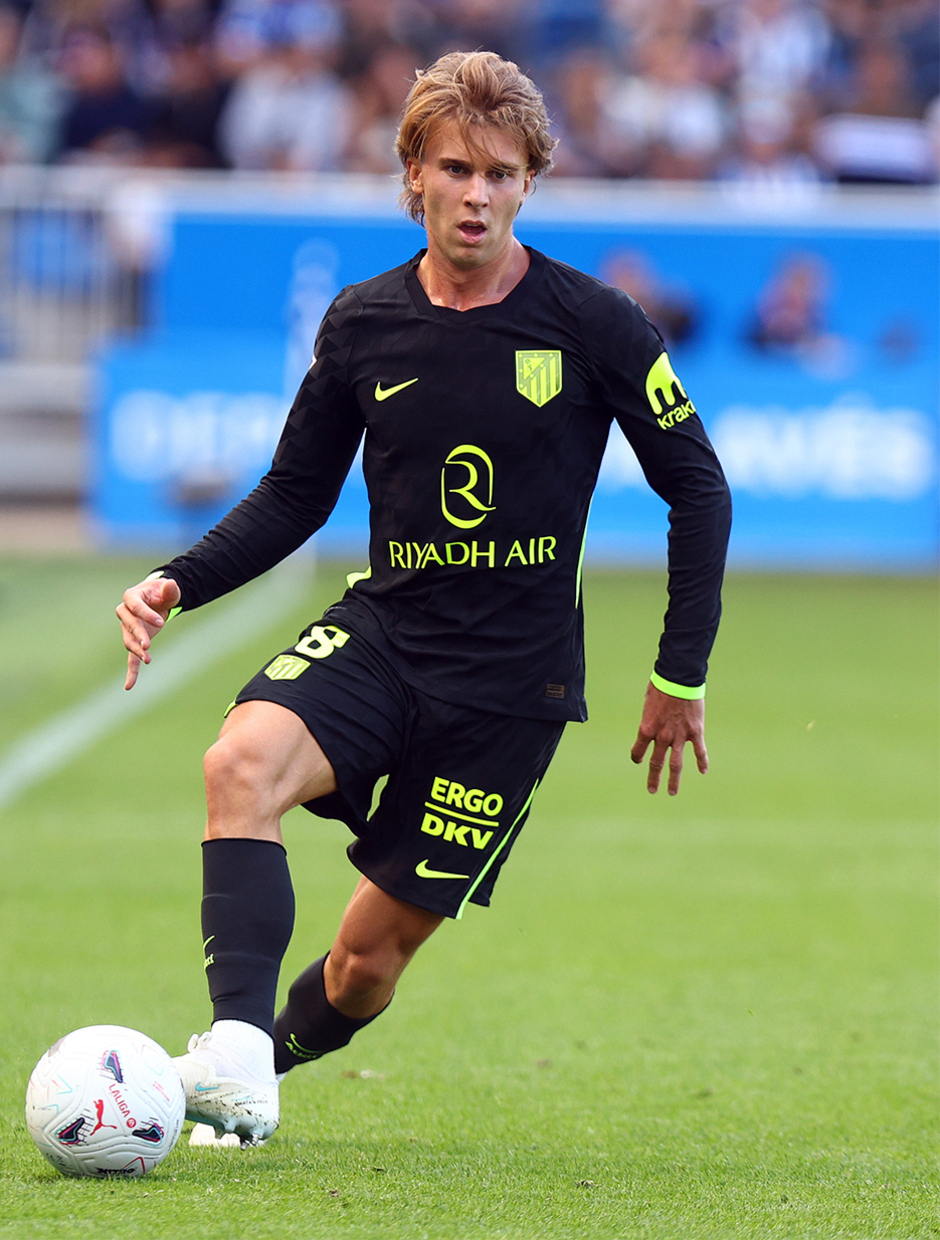 Pablo Barrios en una acción de juego ante el Deportivo Alavés