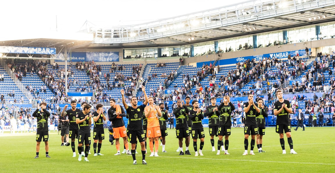 Futbolistas del Atlético aplauden a la grada en Mendizorroza