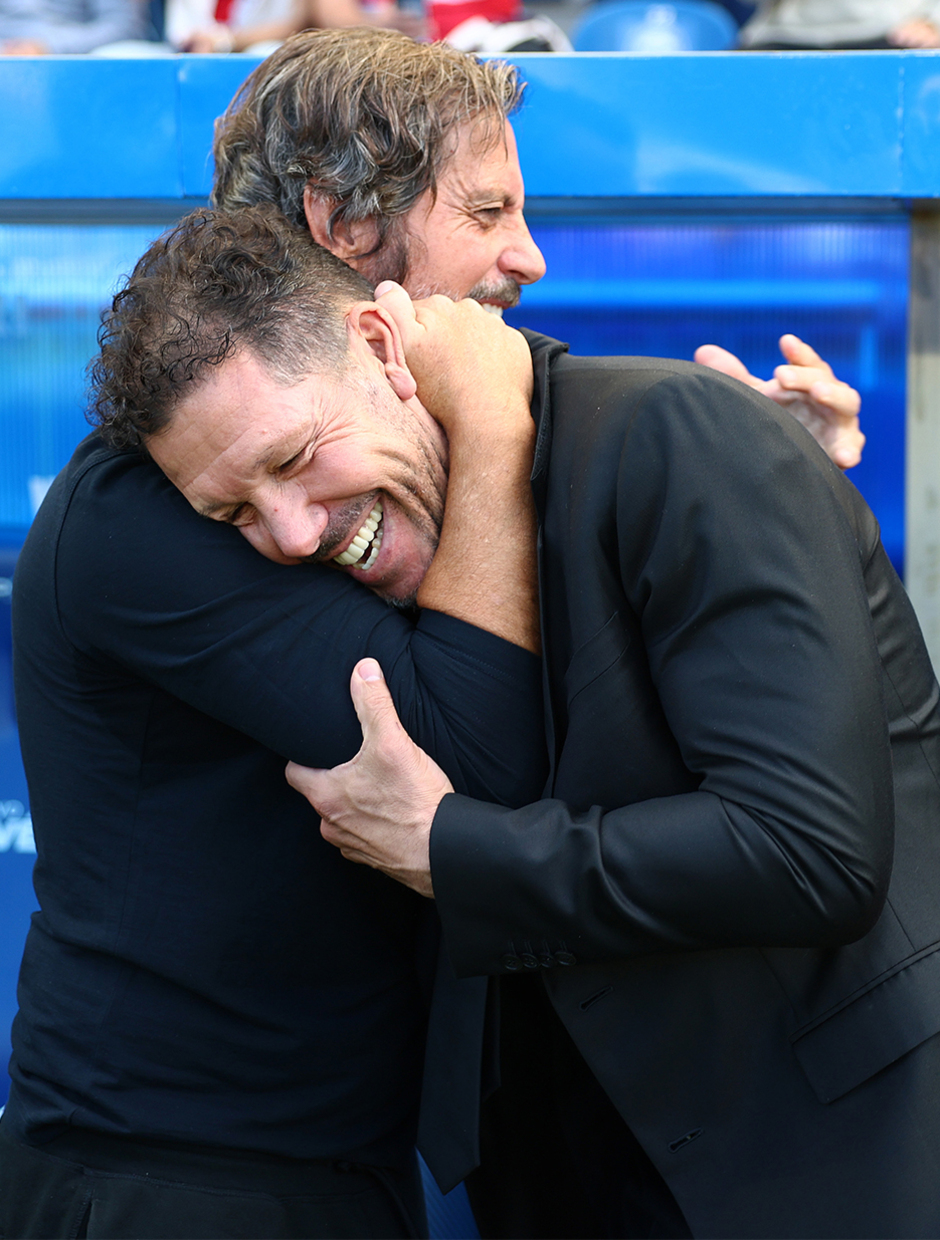 Abrazo entre Quique Sánchez Flores y Diego Pablo Simeone antes del partido