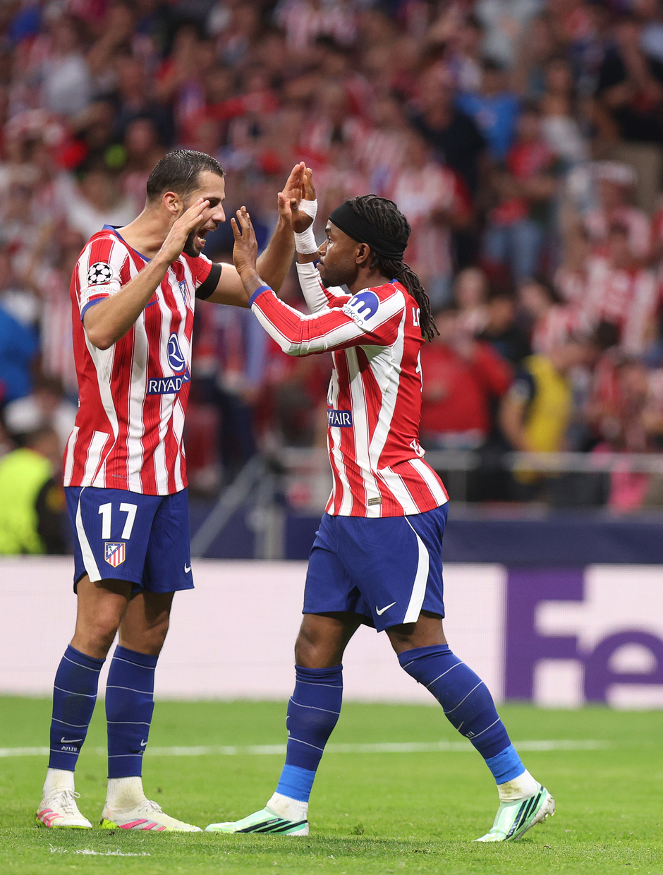Lookman celebra con un compañero del Atlético el segundo gol