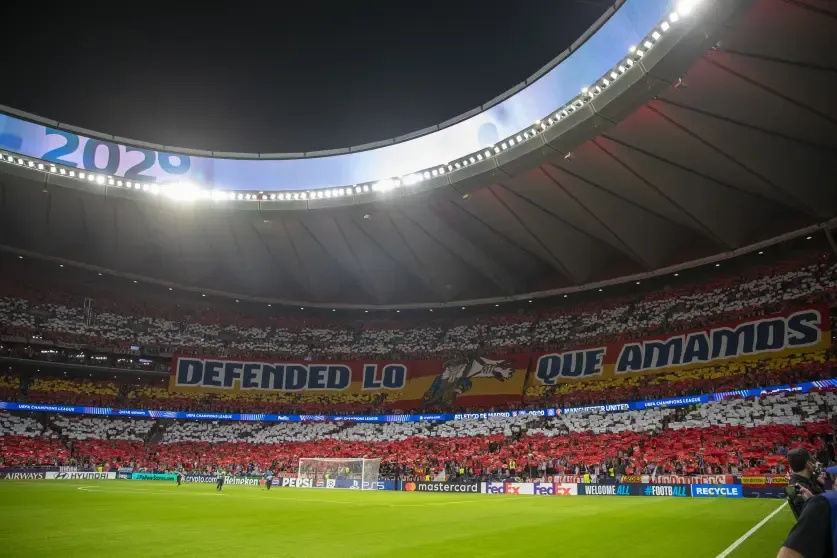 Mosaico rojiblanco del Metropolitano con el mensaje DEFENDED LO QUE AMAMOS
