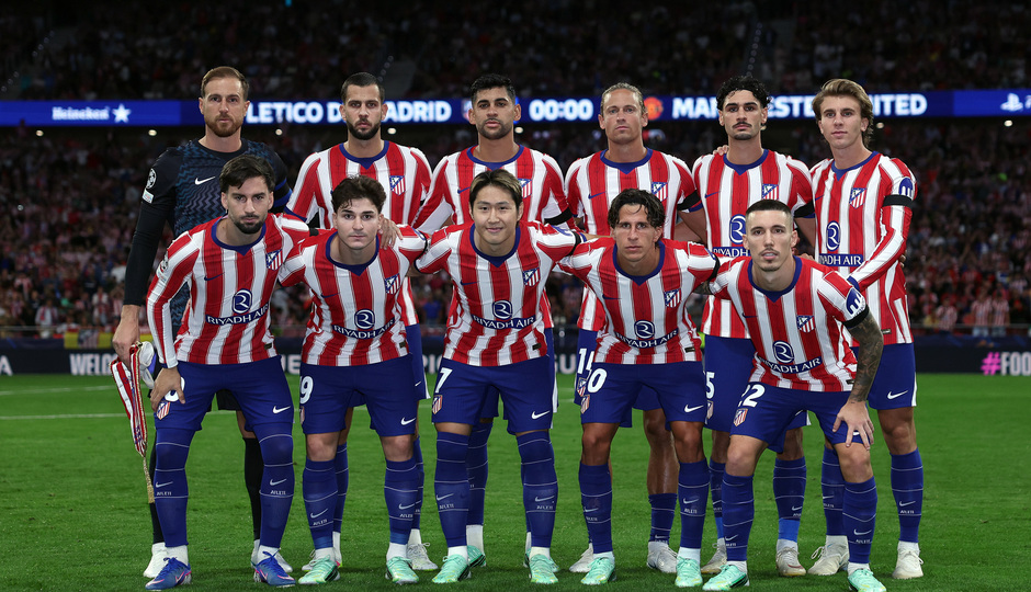 Once titular rojiblanco posando antes del partido ante el Manchester United