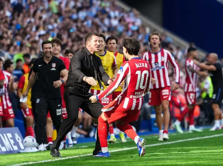 Álex Baena corre a celebrar su gol con Diego Pablo Simeone junto al banquillo del Atlético