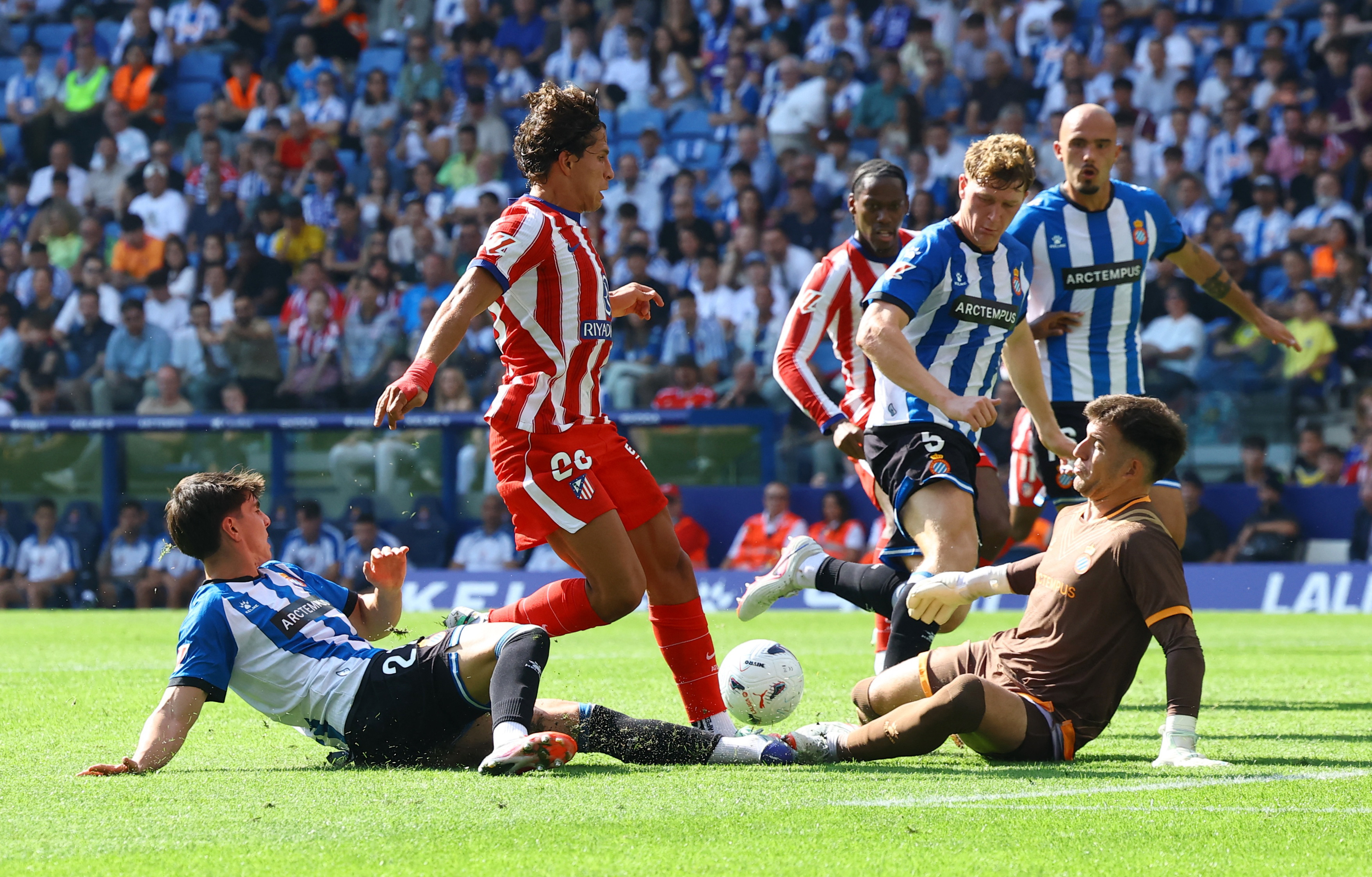Giuliano Simeone protagoniza una ocasión de ataque ante el portero y la defensa del Espanyol