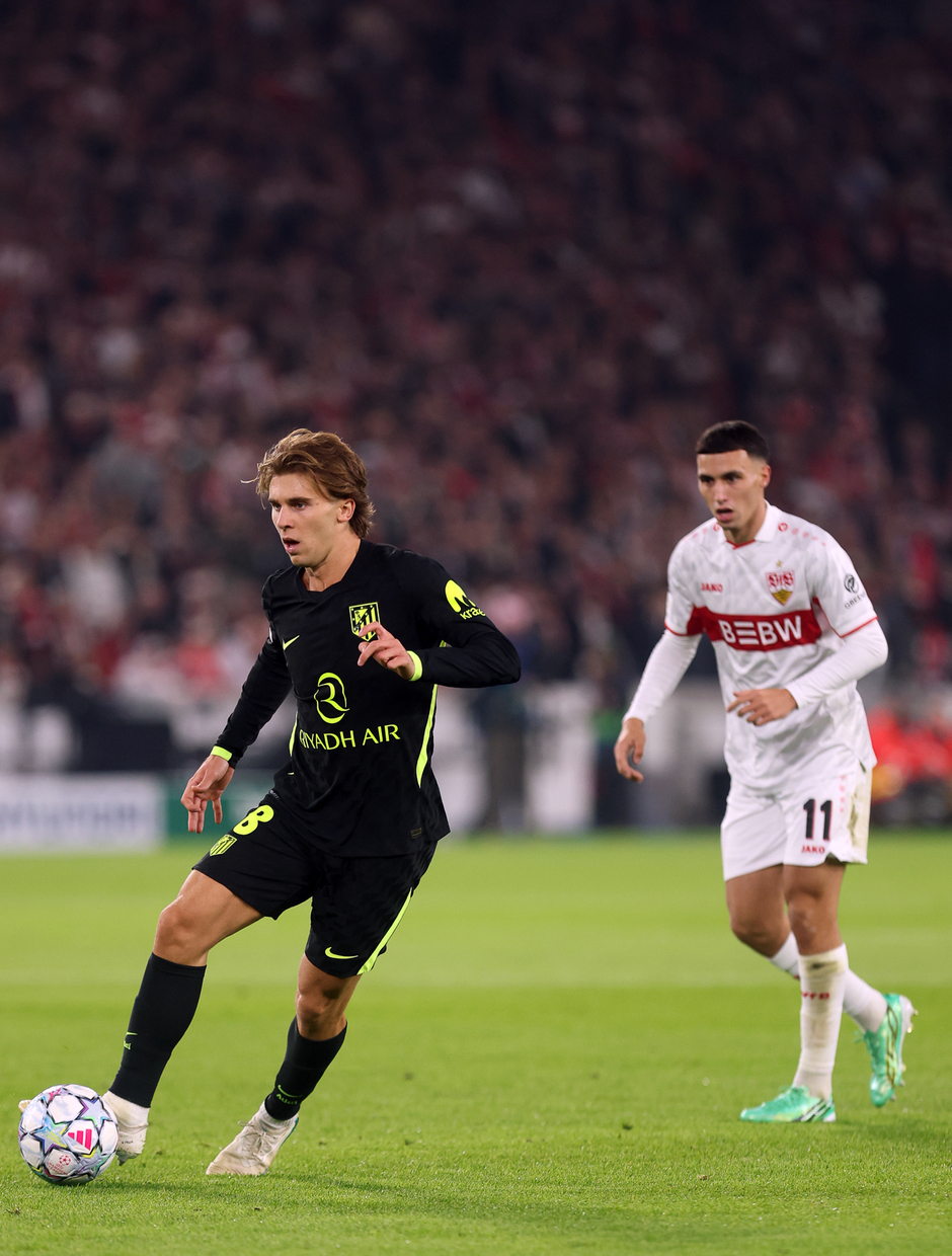 Pablo Barrios controla el balón ante el Stuttgart