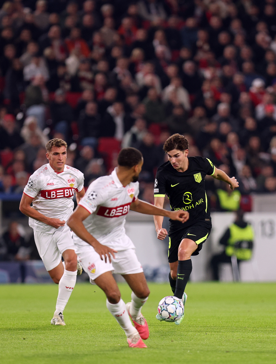 Julián Álvarez en una acción de ataque ante el Stuttgart