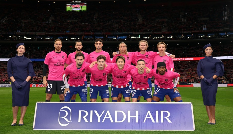 Once inicial del Atlético ante el Deportivo, con camisetas rosas